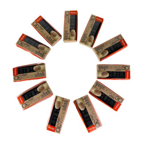 Kits de diseño de uñas 3D Geométrico de Sally Hansen dispuestos en un patrón circular, mostrando múltiples cajas rojas y beige con apliques para uñas.