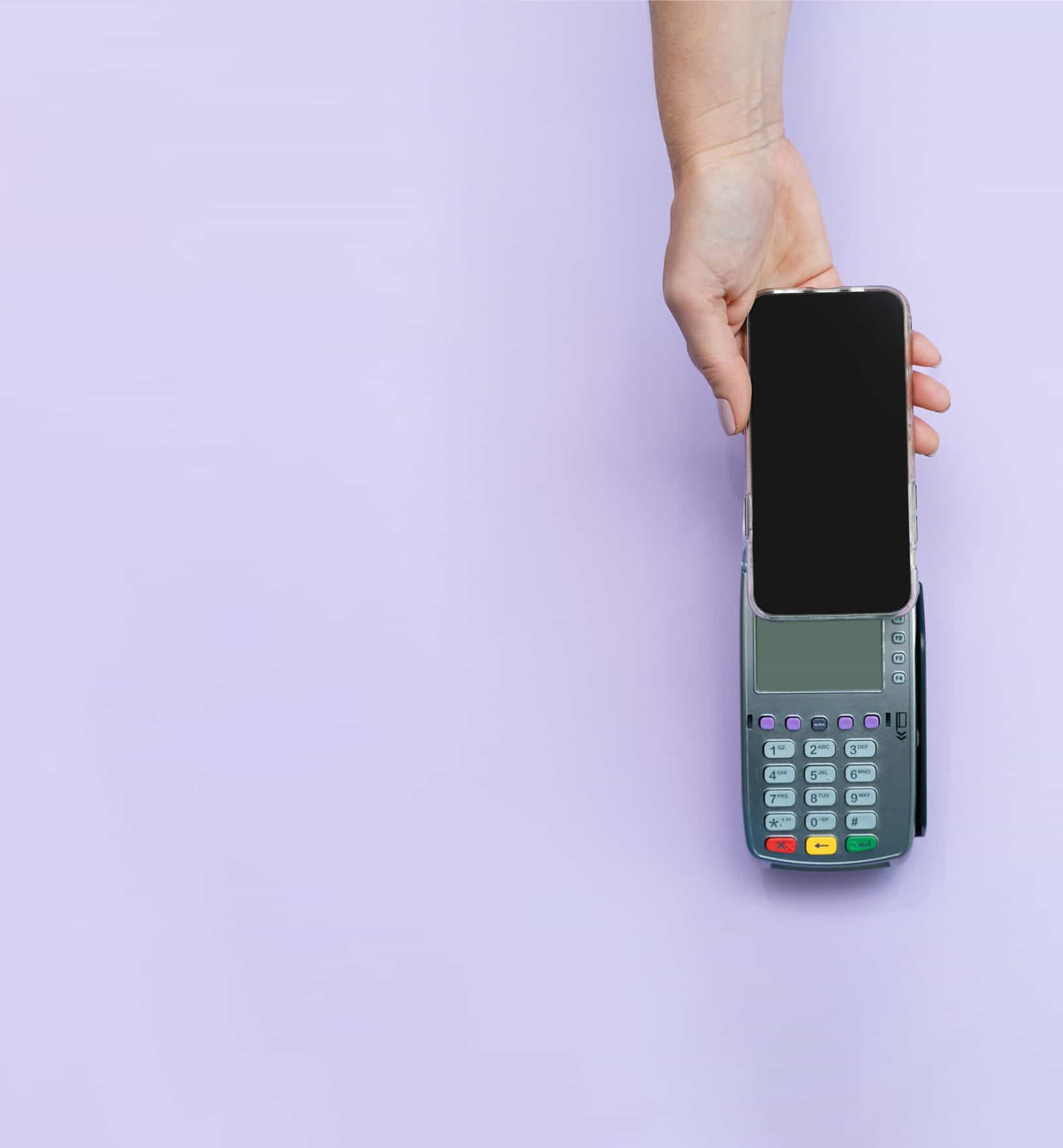 Banner de Pago por Pedido de la Página Principal Una mano que sostiene un teléfono hacia arriba para usarlo como método de pago en un lector de tarjetas