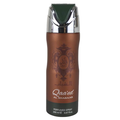 Qaa'ed Al Shabaab Spray Perfumado 200 ml de Lattafa con el tapón puesto, presenta un frasco de bronce mate con elegantes detalles en árabe e inglés.